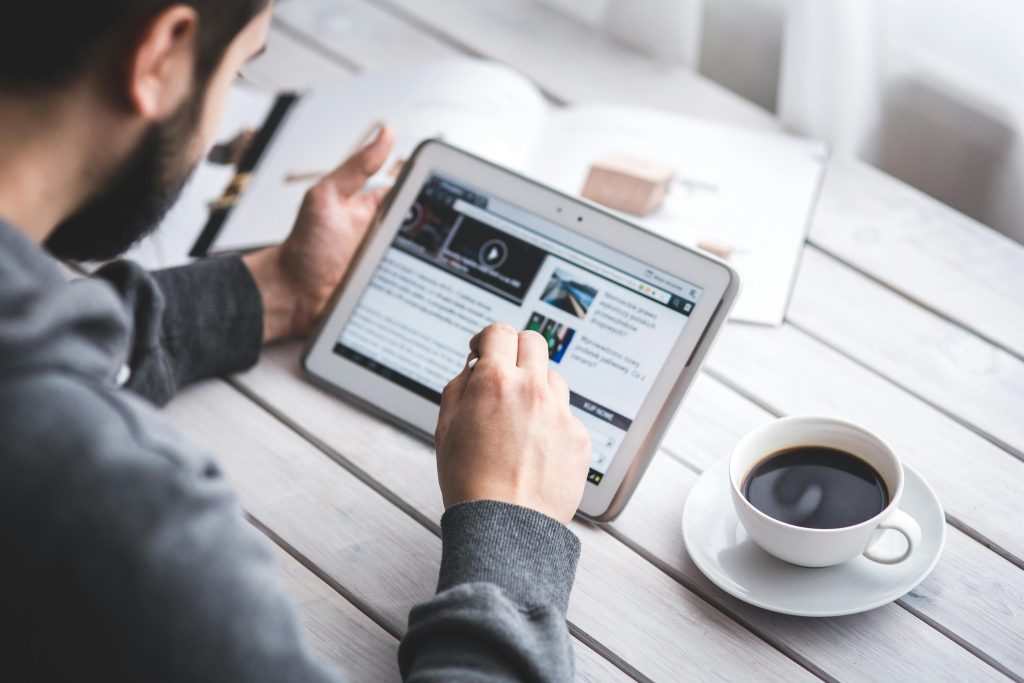 E-gazety i prasa online — gdzie czytać polskie dzienniki cyfrowo